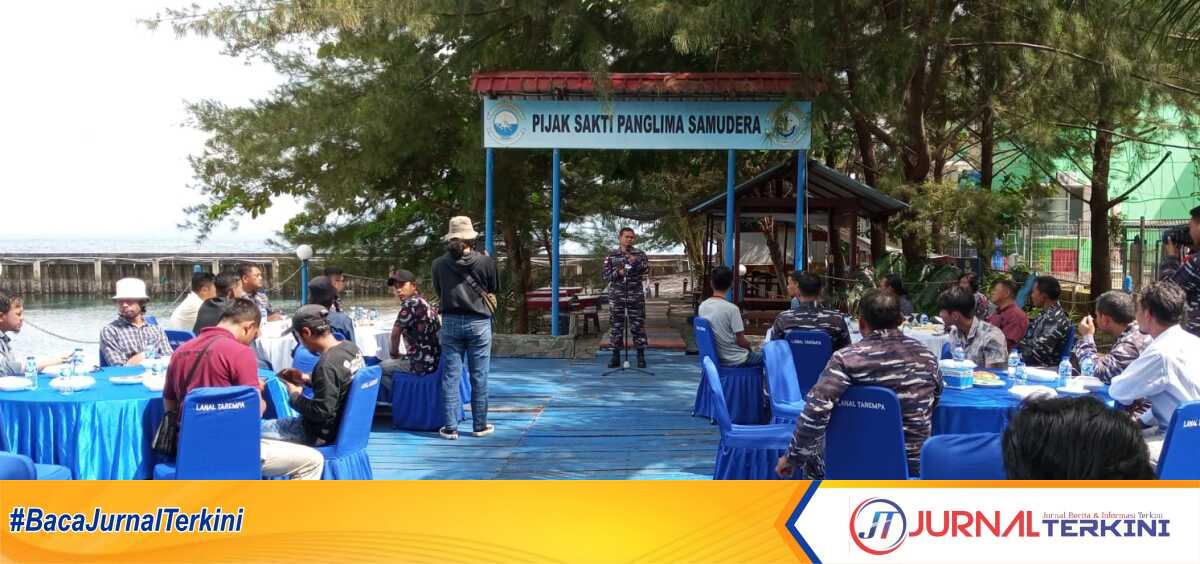 Danlanal Tarempa Letkol laut (Pa) Ibni Jauhari berserta Perwira staf Anggota TNI - Al silahturami bersama insan pers di lapangan apel lanal Tarempa Kabupaten Kepulauan Anambas.(Jum'at 16/02/2023). (JurnalTerkini.id/Agus Suradi)