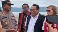 Ekspedisi Geopark Kaldera Toba SMSI (1) Ketua Umum SMSI Firdaus (tengah) didampingi Ketua SMSI Sumut Erris J Napitupulu (kanan) berdiskusi dengan Kapolsek Simanindo Polres Samosir AKP Nandi Butarbutar di sela Ekspedisi Geopark Kaldera Toba, Selasa (6/2/2023). (Dok. SMSI)