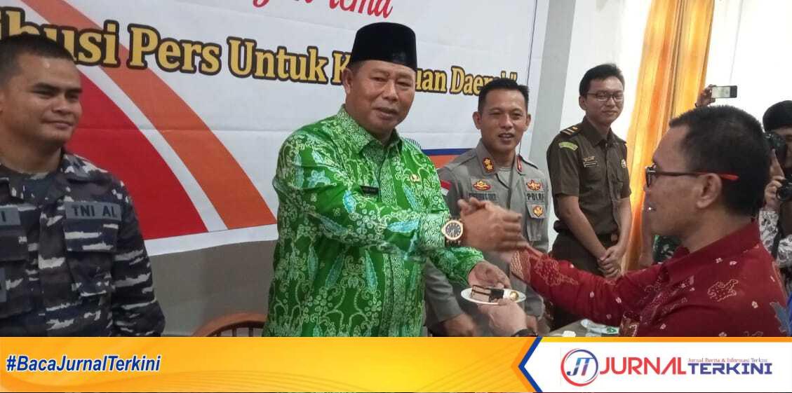 Bupati Anambas Abdul Haris merayakan Hari Pers Nasional 2023 bersama para jurnalis di Gedung Pemuda, Desa Tarempa Timur, Kamis (9/2/2023). (JurnalTerkini.id/Agus Suradi)