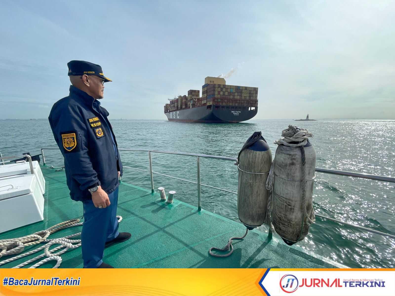 IMG-20230201-WA0048 Foto saat Kepala KSOP Kelas I Tanjungbalai Karimun, Jon Kenedi sedang melakukan peninjauan kapal tanker yang kandas di perairan Belakang Padang Batam. (Jurnal/Ist)