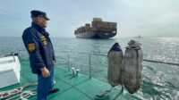 Foto saat Kepala KSOP Kelas I Tanjungbalai Karimun, Jon Kenedi sedang melakukan peninjauan kapal tanker yang kandas di perairan Belakang Padang Batam. (Jurnal/Ist)