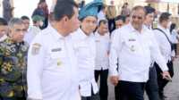 IMG-20230208-WA0031 Wakil Menteri Agraria dan Tata Ruang/Kepala Badan Pertanahan Nasional (ATR/BPN), Raja Juli Antoni (tengah) berdiskusi dengan Gubernur Kepri Ansar Ahmad (kiri) dan Bupati Karimun Aunur Rafiq dalam kunjungannya ke Tanjung Balai Karimun, Rabu (8/2/2023). (JurnalTerkini.id/yogi)