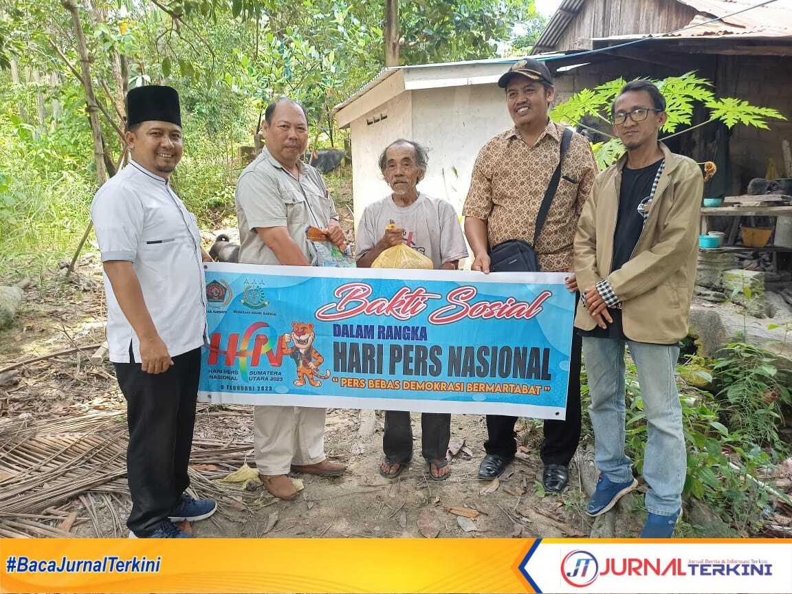 Ketua PWI Karimun Riadi (kanan) dan Sekretaris Fredy (2 kiri) menyerahkan paket sembako kepada warga yang membutuhkan dalam rangka HPN 2023, Kamis (9/2/2023). (JurnalTerkini.id/Yogi)