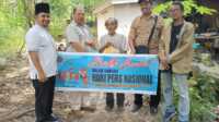Ketua PWI Karimun Riadi (kanan) dan Sekretaris Fredy (2 kiri) menyerahkan paket sembako kepada warga yang membutuhkan dalam rangka HPN 2023, Kamis (9/2/2023). (JurnalTerkini.id/Yogi)