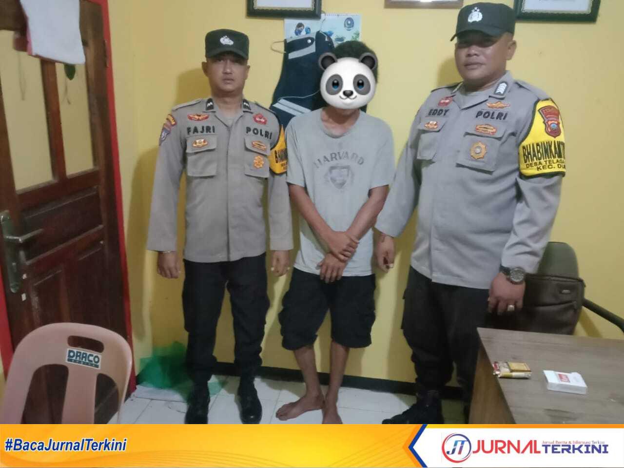 HEP (tengah) m, tersangka kasus sabu-sabu yang dikirim pakai buat pancung dari Sekat Mendaun setelah diamankan di Mapolsek Moro/Durai, Minggu (12/2/2023). (Dok. Polsek Moro/Durai)