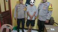 HEP (tengah) m, tersangka kasus sabu-sabu yang dikirim pakai buat pancung dari Sekat Mendaun setelah diamankan di Mapolsek Moro/Durai, Minggu (12/2/2023). (Dok. Polsek Moro/Durai)