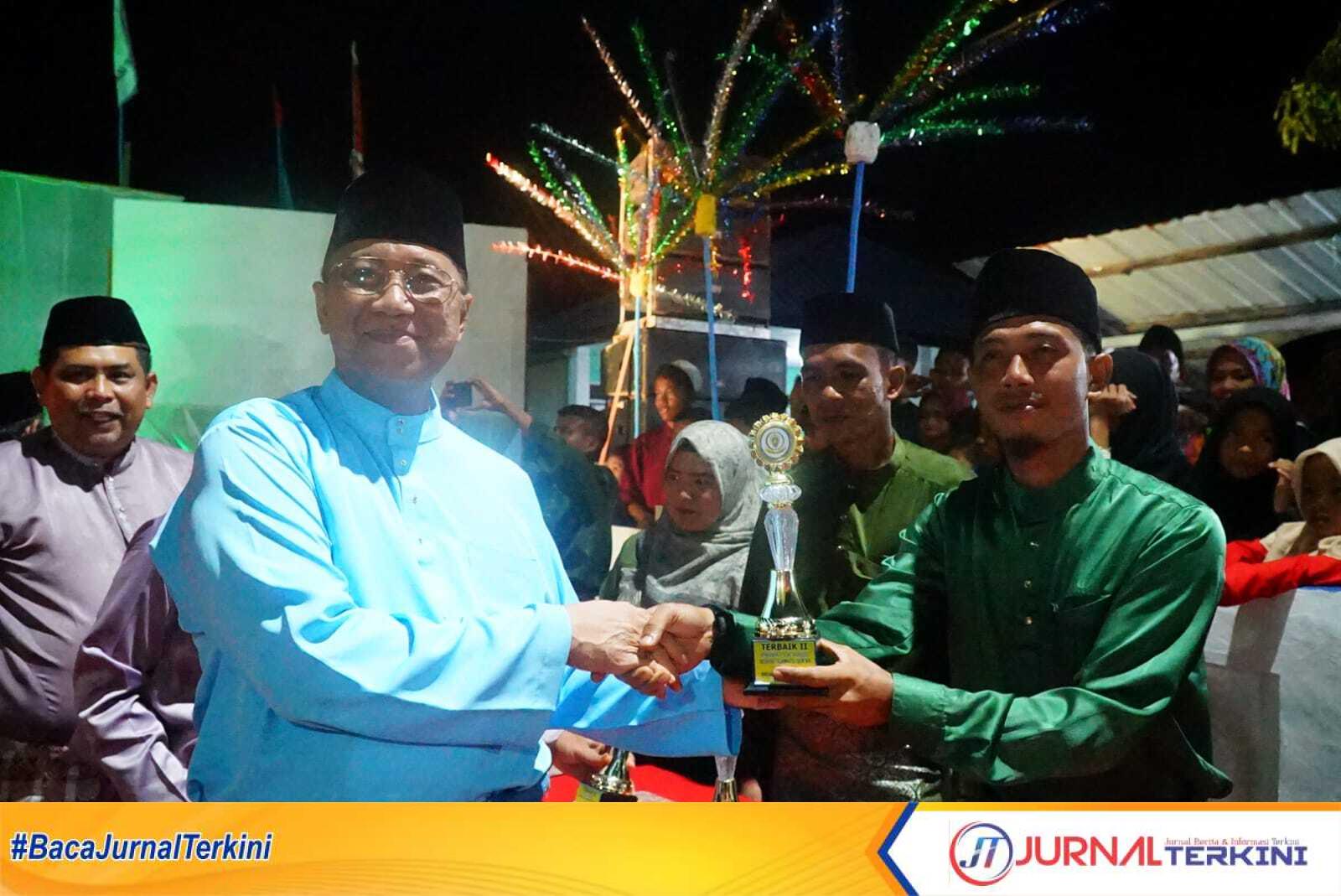 Wakil Bupati Karimun Anwar Hasyim menyerahkan hadiah kepada para juara STQ Kecamatan Selat Gelam, Sabtu (11/2/2023) malam. (JurnalTerkini.id/yogi)