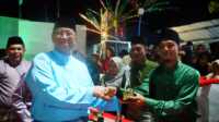 Wakil Bupati Karimun Anwar Hasyim menyerahkan hadiah kepada para juara STQ Kecamatan Selat Gelam, Sabtu (11/2/2023) malam. (JurnalTerkini.id/yogi)