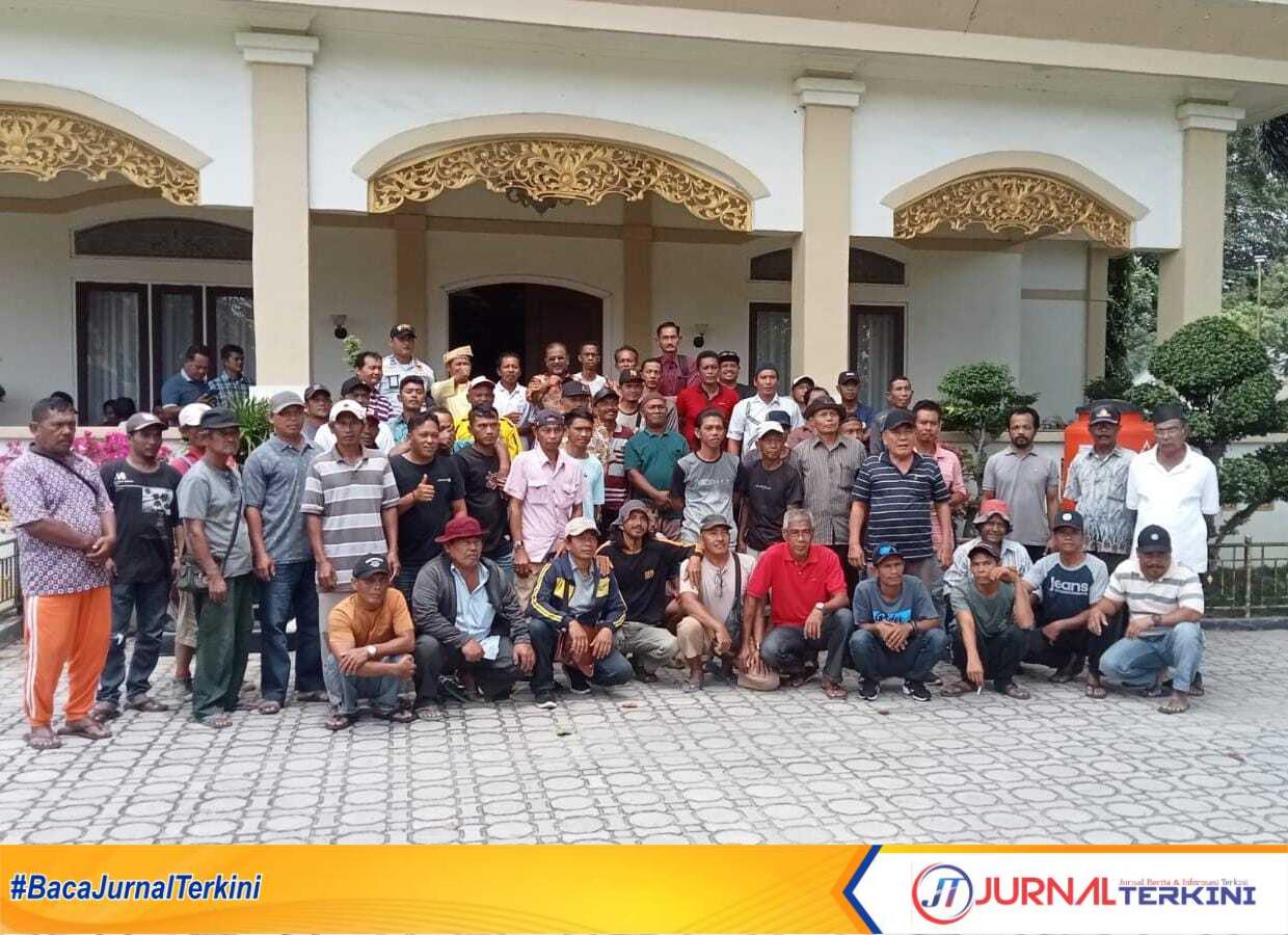 Tenaga Kerja Bongkar Muat (TKBM) Pelabuhan Taman Bunga berfoto bersama Bupati Karimun Aunur Rafiq usai rapat terkait pengoperasian kembali pelabuhan itu di rumah dinas bupati, Kamis (16/2/2023). (JurnalTerkini.id/yogi)