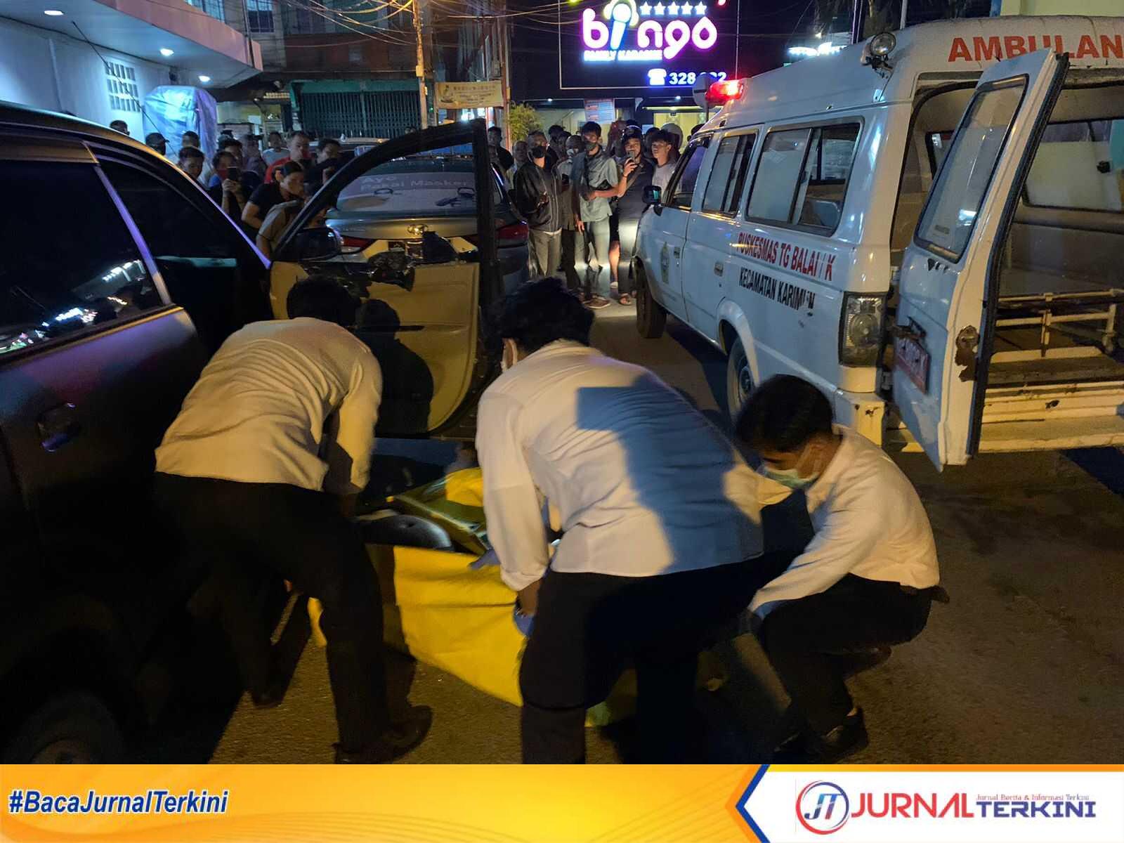 Tim Inafis Satreskrim Polres Karimun mengevakuasi mayat yang ditemukan dalam mobil di Jl Pramuka depan Bank Panin, Tanjung Balai Karimun, Senin (20/2/2023). (JurnalTerkini.id/yogi)