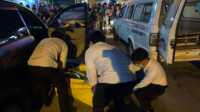 Tim Inafis Satreskrim Polres Karimun mengevakuasi mayat yang ditemukan dalam mobil di Jl Pramuka depan Bank Panin, Tanjung Balai Karimun, Senin (20/2/2023). (JurnalTerkini.id/yogi)
