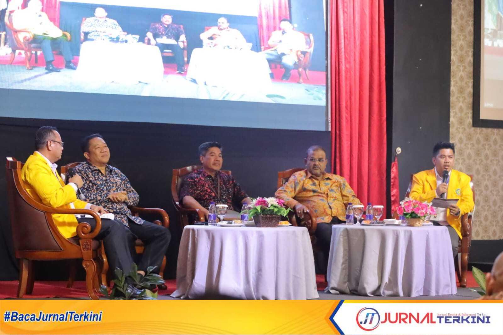 IMG-20230222-WA0034 Bupati Karimun Aunur Rafiq (2 kanan) bersama narasumber lainnya berbicara dalam seminar "Peningkatan Sumber Daya Manusia dalam Rangka Pengembangan Pengelolaan BUMDes’ yang digelar LPPM Mahasiswa Uniba Batam di ballroom Hotel Aston Karimun City, Tanjung Balai Karimun, Selasa (21/2/2023). (JurnalTerkini.id/Yogi)