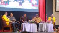 Bupati Karimun Aunur Rafiq (2 kanan) bersama narasumber lainnya berbicara dalam seminar "Peningkatan Sumber Daya Manusia dalam Rangka Pengembangan Pengelolaan BUMDes’ yang digelar LPPM Mahasiswa Uniba Batam di ballroom Hotel Aston Karimun City, Tanjung Balai Karimun, Selasa (21/2/2023). (JurnalTerkini.id/Yogi)