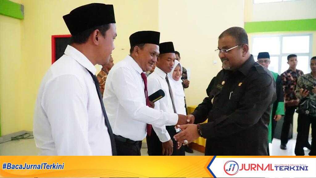 Bupati Karimun Aunur Rafiq mengucapkan selamat kepada anggota BPD Belat yang dilantik, Kamis (23/2/2023). (Foto: ist)