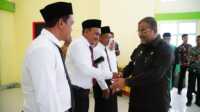 Bupati Karimun Aunur Rafiq mengucapkan selamat kepada anggota BPD Belat yang dilantik, Kamis (23/2/2023). (Foto: ist)