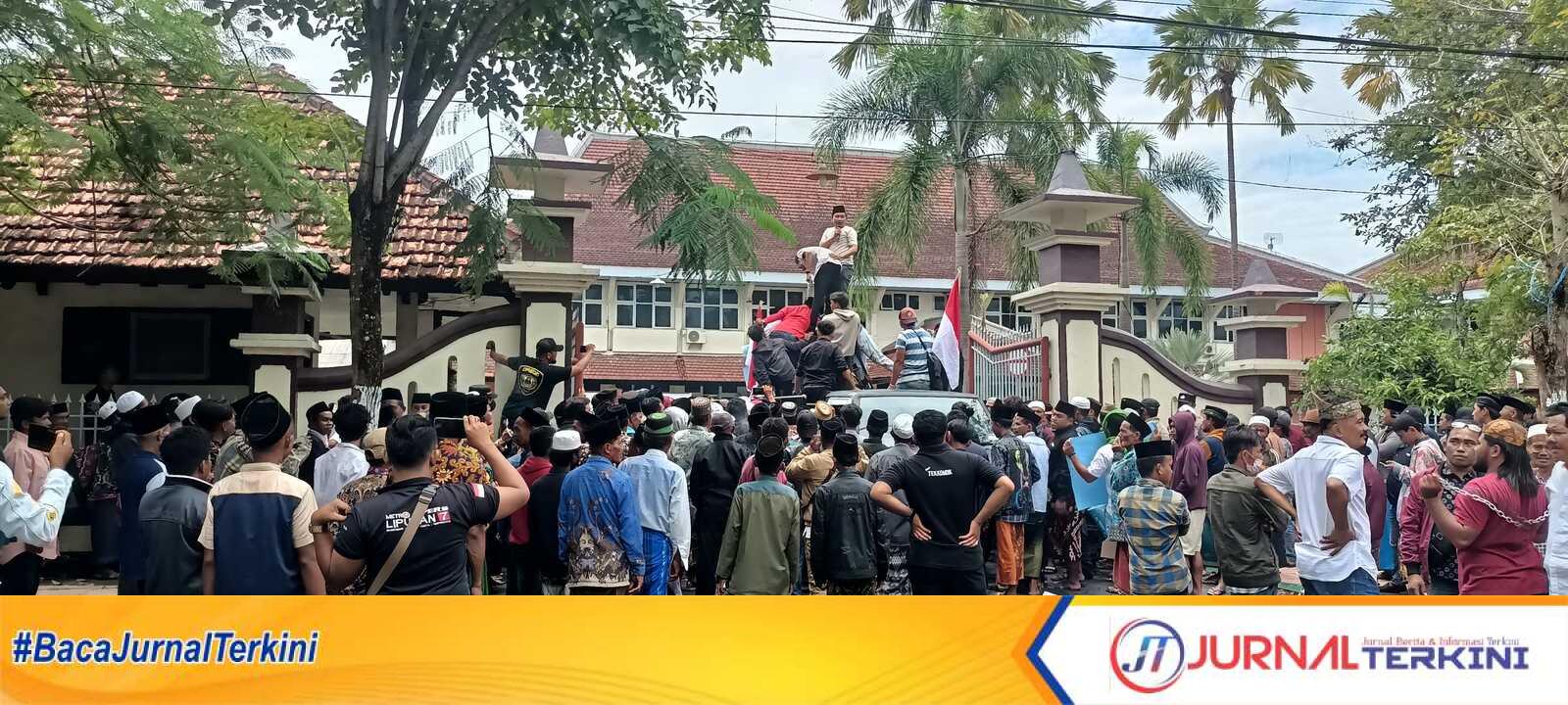 Massa Aksi Tuntut Pilkades Serental digelar tahun 2023 di Pamekasan