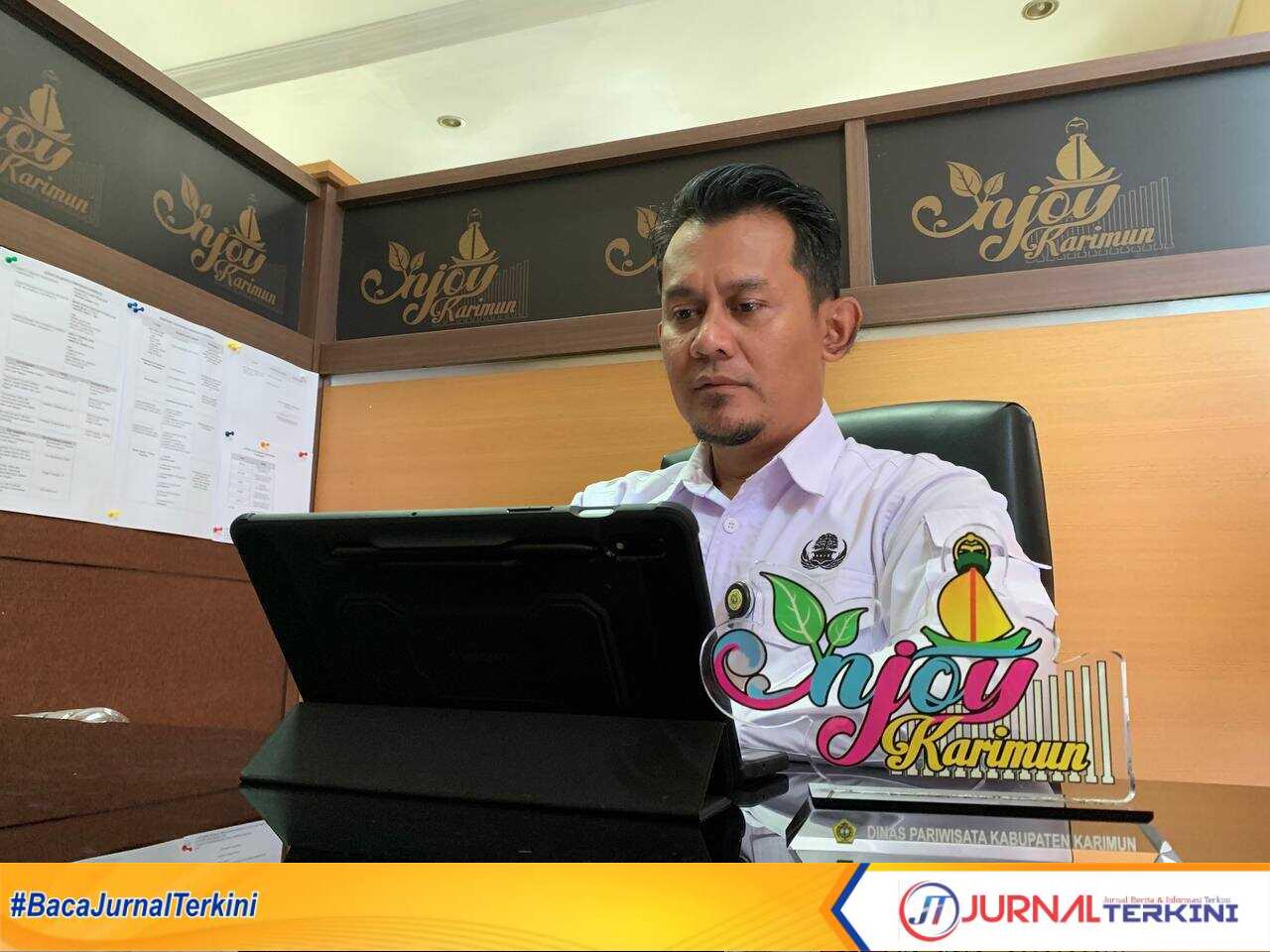 Foto Kabid Pemasaran dan Promosi Dinas Pariwisata Kabupaten Karimun, Ahadian Zulseptriadi saat diwawancarai media JurnalTerkini.id di ruang kerjanya. (Jurnal/Tri)