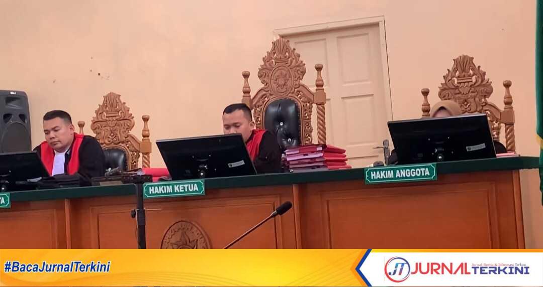 Foto saat Majelis Hakim Pengadilan Negeri Tanjungbalai Karimun sedang membacakan vonis tuntutan untuk kedua terdakwa. (Jurnal/Tri)