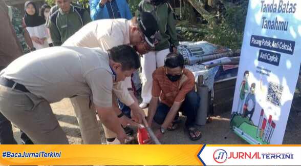 Foto saat pemasangan tanda batas yang dilakukan secara simbolis oleh Wakil Bupati Karimun Anwar Hasyim, bersana Kepala Kantor BPN Karimun, Junaedi Hutasoit. (Jurnal/Tri)