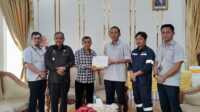 Manajemen Ot Timah Tbk menyerahkan bantuan kepada Ketua KONI Karimun Jhon Abrison (3 kiri) disaksikan Bupati Karimun Aunur Rafiq (2 kiri) di rumah dinas Bupati, Senin (6/2/2023). (JurnalTerkini.id/yogi)