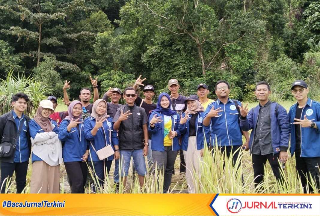 Jajaran pengurus DPC Gekrafs Karimun berfoto di Desa Pongkar, Minggu (12/2/2023). Desa Pongkar ditetapkan sebagai Desa Wisata Binaan Kementerian Pariwisata dan Ekonomi Kreatif m. (JurnalTerkini.id/yogi)
