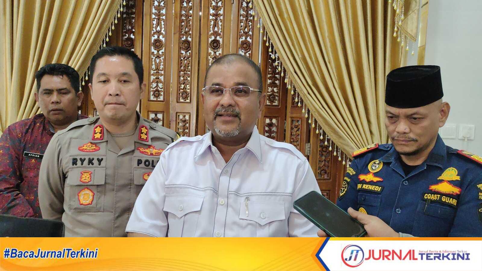 Bupati Karimun Aunur Rafiq memberikan keterangan pers usai rapat terkait aktivitas bongkar muat di Pelabuhan Taman Bunga di rumah dinasnya, Kamis (16/2/2023). (JurnalTerkini.id/yogi)