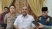 Bupati Karimun Aunur Rafiq memberikan keterangan pers usai rapat terkait aktivitas bongkar muat di Pelabuhan Taman Bunga di rumah dinasnya, Kamis (16/2/2023). (JurnalTerkini.id/yogi)