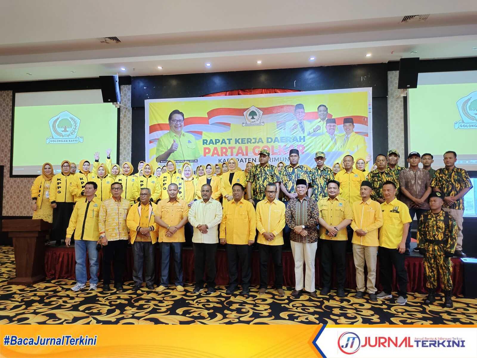 Jajaran pengurus dan fungionaris Partai Golkar Karimun berfoto usai Rakerda di Hotel Aston Karimun City, Sabtu (18/2/2023). (JurnalTerkini.id/yogi)