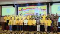 Jajaran pengurus dan fungionaris Partai Golkar Karimun berfoto usai Rakerda di Hotel Aston Karimun City, Sabtu (18/2/2023). (JurnalTerkini.id/yogi)