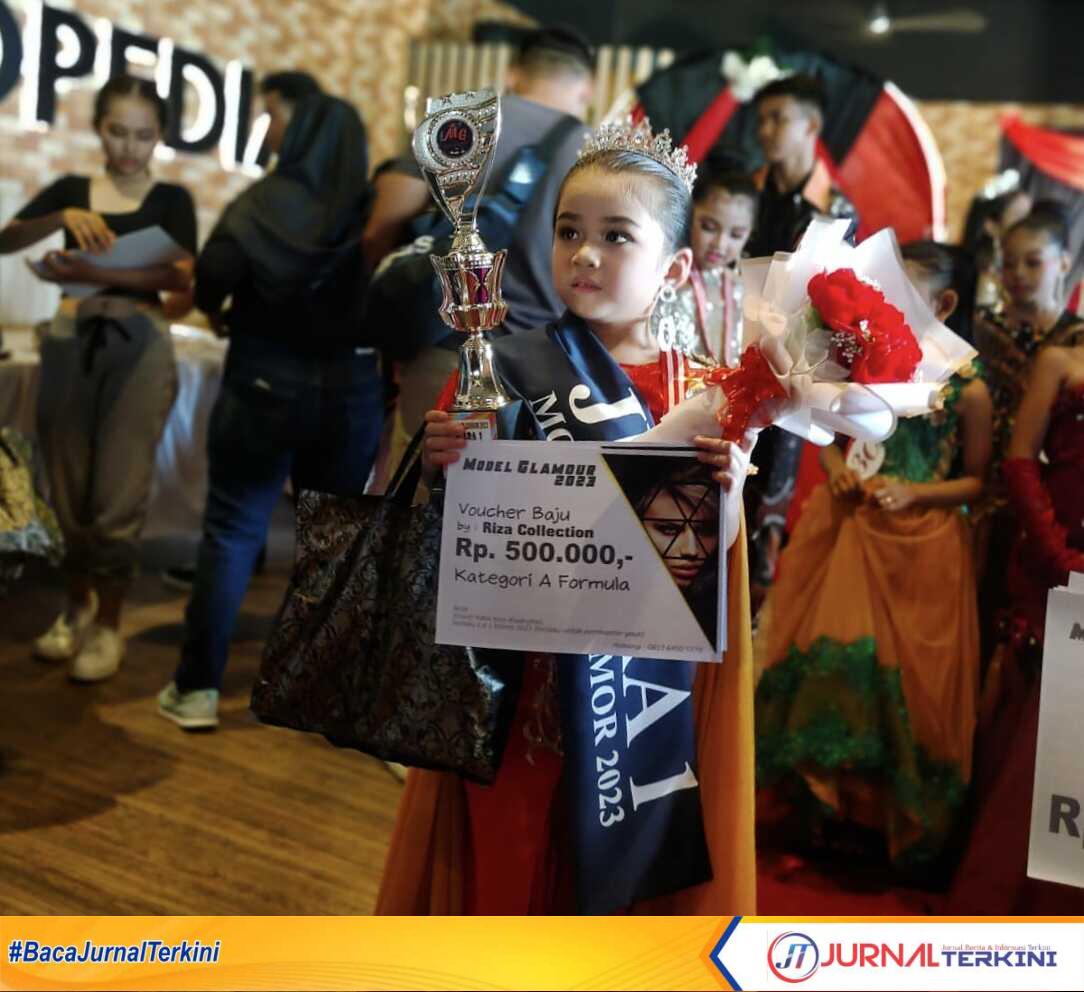 Foto saat Queen menerima piala kemenangan di salah satu ajang perlombaan Model Glamour 2023, yang dilakukan di Foodpedia Karimun. Foto (Jurnal/Ist)