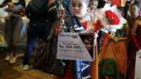 Foto saat Queen menerima piala kemenangan di salah satu ajang perlombaan Model Glamour 2023, yang dilakukan di Foodpedia Karimun. Foto (Jurnal/Ist)