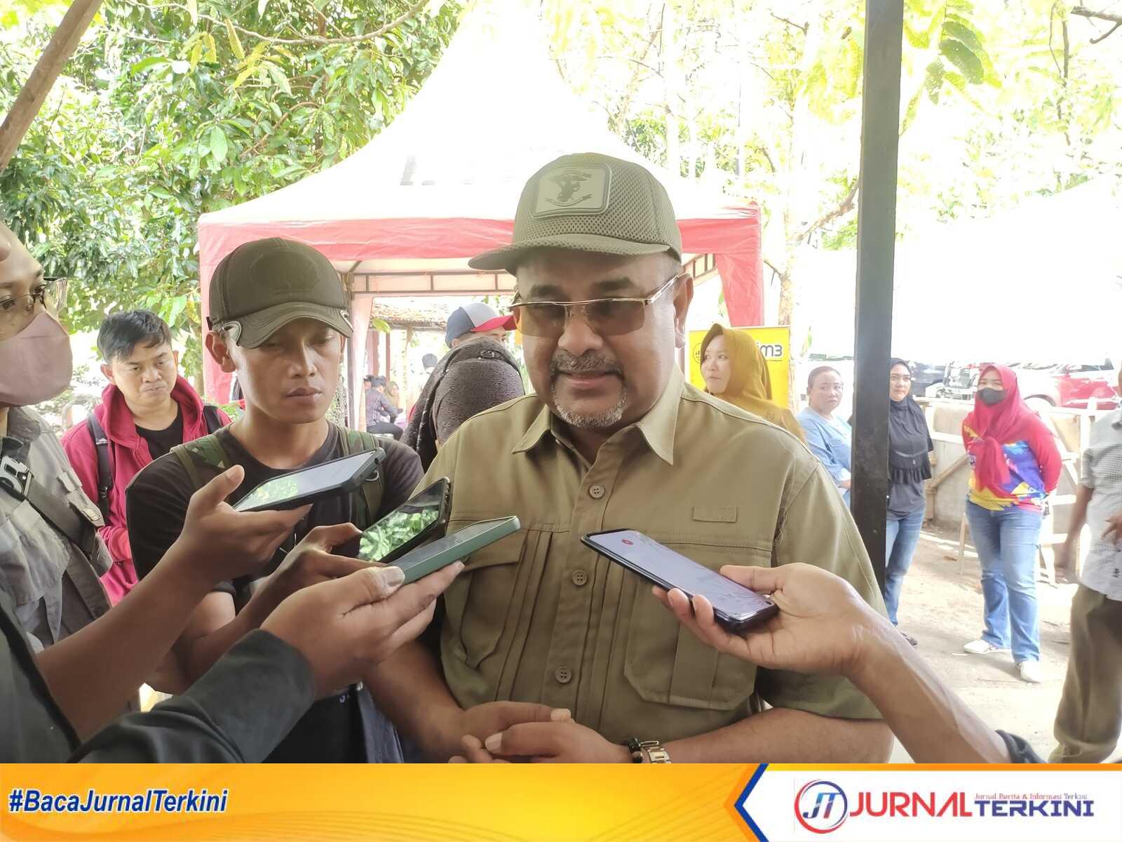 IMG_20230221_154113 Bupati Karimun Aunur Rafiq diwawancarai jurnalis terkait permintaan penambahan mesin pembangkit listrik, Selasa (21/2/2023). (JurnalTerkini.id/yogi)