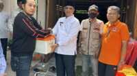 Wakil Bupati Karimun Anwar Hasyim, Sabtu (25/2/2023) menyerahkan bantuan kepada M Taher, korban kebakaran rumahnya di Kelurahan Parit Benut l, Kecamatan Meral. (JurnalTerkini.id l/yogi)