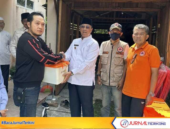 Wakil Bupati Karimun Anwar Hasyim, Sabtu (25/2/2023) menyerahkan bantuan kepada M Taher, korban kebakaran rumahnya di Kelurahan Parit Benut l, Kecamatan Meral. (JurnalTerkini.id l/yogi)