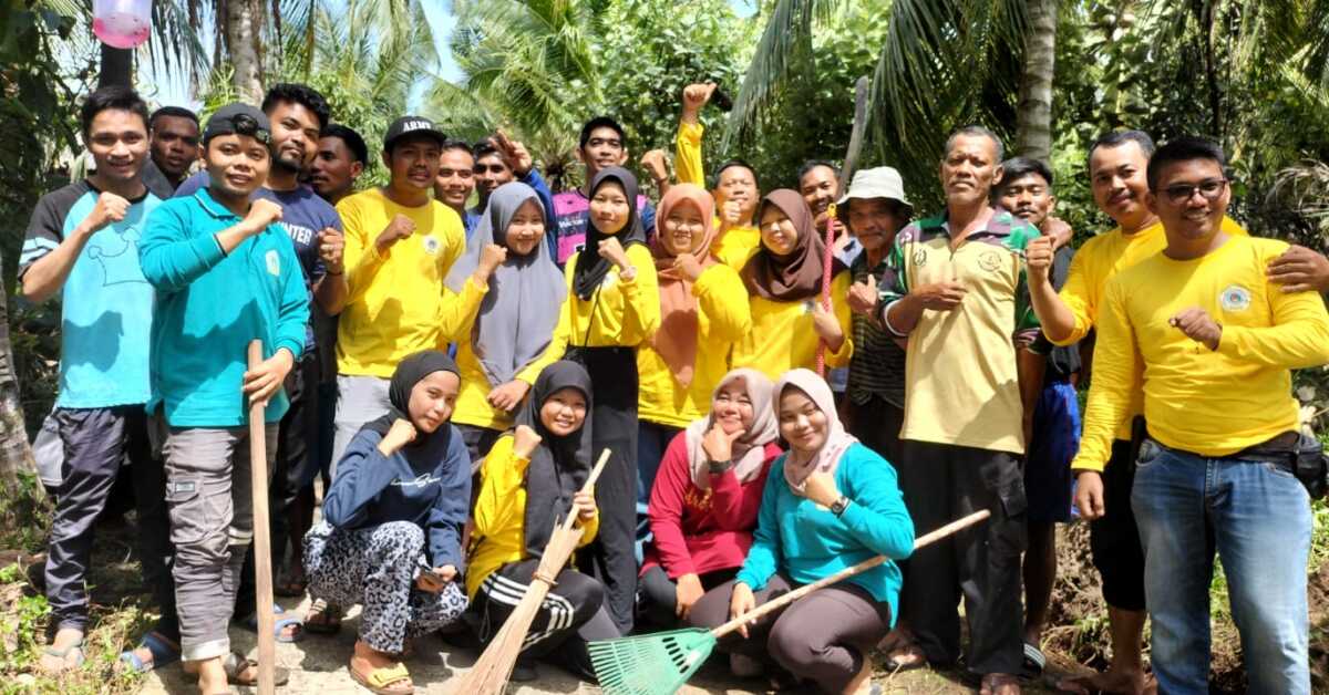 KKN STIE Mahasiswa KKN STIE Cakrawala berfoto bersama di sela gotong royong di Sepedas Laut Kelurahan Pasir Panjang Kecamatan Meral Barat, Minggu (26/2/2023). (Foto istimewa)
