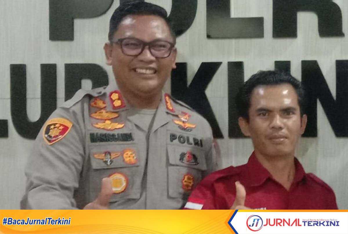 Kapolres Lubuklinggau AKBP Harisandi berfoto bersama Ketua Forum Komunikasi Wartawan Silampari (FKWS) Zainuri di Mapolres Lubuklinggau, Kamis (2/2/2023). (jurnalterkini.id/alam budi kesuma)
