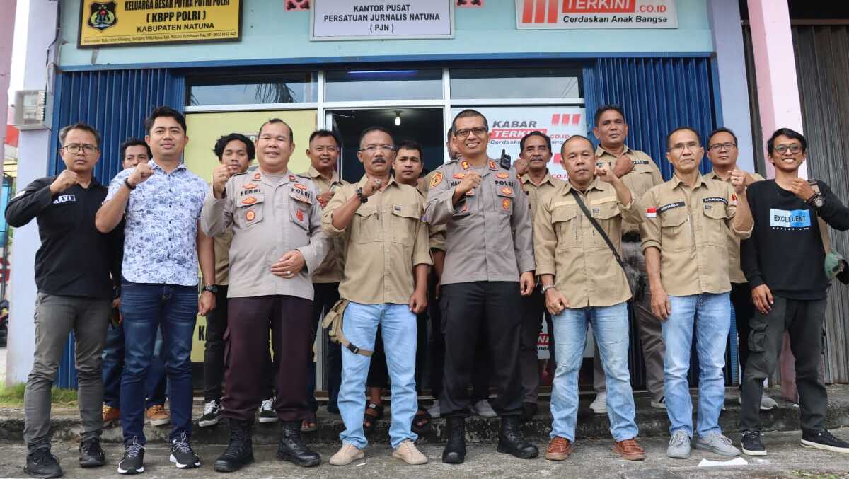 Kapolres Natuna kunjungi PJN AKBP Nanang Budi Santoso (tengah) berfoto bersama pengurus dan anggota PJN saat berkunjung ke Kantor PJN, Jumat (3/2/2023. (foto/ist)