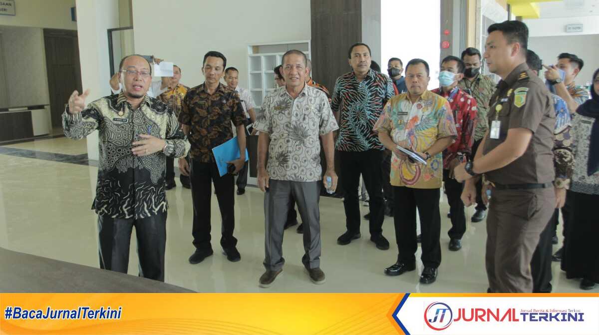 MPP Asahan Sekretaris Daerah Kabupaten Asahan John Hardi Nasution (kiri)d? meninjau proyek pembangunan Mall Pelayanan Publik (MPP) Kabupaten Asahan, Kamis (16/02/2023). (JurnalTerkini.id/rizki)