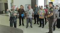 Sekretaris Daerah Kabupaten Asahan John Hardi Nasution (kiri)d? meninjau proyek pembangunan Mall Pelayanan Publik (MPP) Kabupaten Asahan, Kamis (16/02/2023). (JurnalTerkini.id/rizki)