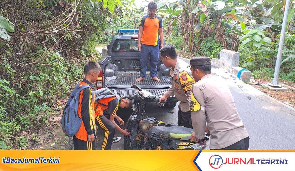 Motor Mio milik pelajar yang sempat terbakar di tanjakan Desa Teluk Red, Tarempa Timur, Sabtu (11/2/2023) dinaikkan ke mobil patroli. (JurnalTerkini.di/agus suradi)
