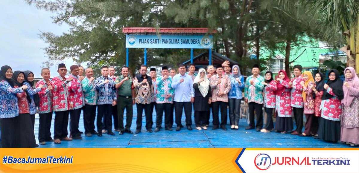 Peserta Musrenbang Kelurahan Tarempa berfoto bersama di depan kantor lurah setempat, Kamis (2/2/2023). (jurnalterkini.id/agus suradi)