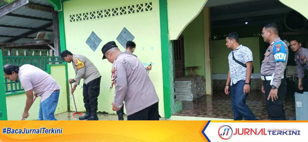 Anggota Polsek Siantan saat melakukan bersih-bersih Masjid Jamik Nurul Iman Tanjung Momong. (Jurnalterkini.id/Agus  Suradi)