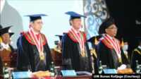 Tiga tokoh agama gelar kehormatan UIN Sunan Kalijaga Kardinal Miguel Ángel Ayuso Guixot dari Vatikan, tokoh Muhammadiyah, Sudibyo Markus, dan Ketua PB NU Yahya Cholil Staquf menerima gelar doktor honoris causa dari UIN Sunan Kalijaga Yogyakarta, Senin (13/2). (Foto: Humas UIN Sunan Kalijaga)
