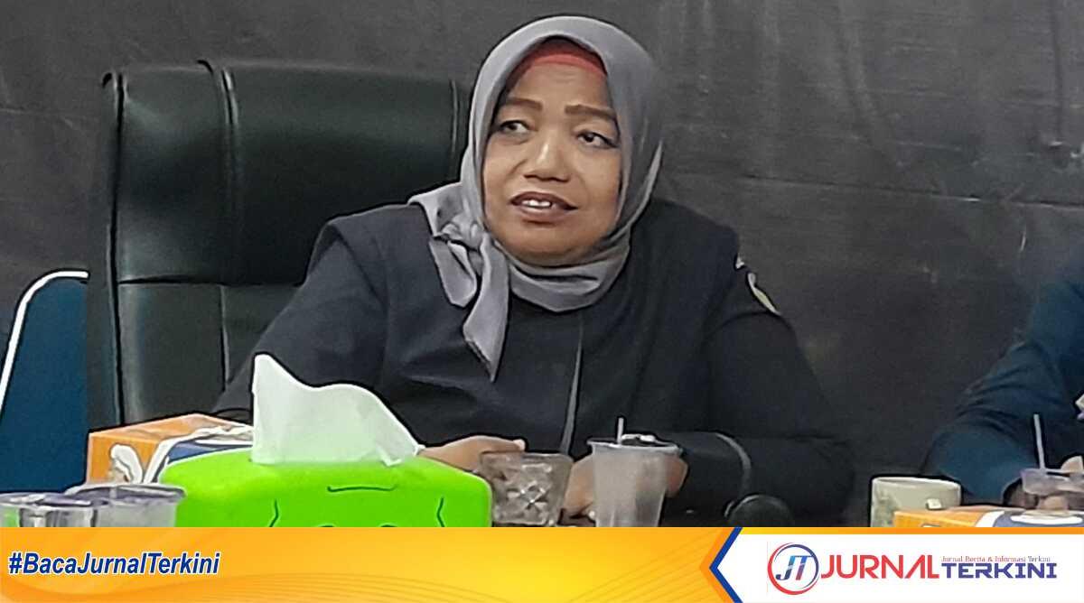 Anggota Bawaslu Karimun Tiuridah Silitonga dalam acara sosialisasi aplikasi "Jarimu Awasi Pemilu" kepada perwakilan partai politik di Sekretariat Bawaslu Karimun, Selasa (14/2/2023). (JurnalTerkini.id/Rusdianto)