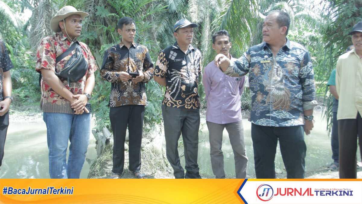 Wakil Bupati Asahan Taufik Zainal Abidin Siregar (2 kanan) didampingi sejumlah pejabat meninjau Sei Liga, Kamis (23/2/2023). (JurnalTerkini.id/rizki)