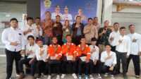 Peserta pelatihan ketenagerjaan berfoto bersama usai mengikuti pelatihan Kepala Dinas Tenaga Kerja dan Perindustrian Karimun Ruffindy Alamsjah (tengah) dan dua anggota DPRD Karimun (4 dan 6 kiri) beberapa waktu lalu. (Foto istimewa)
