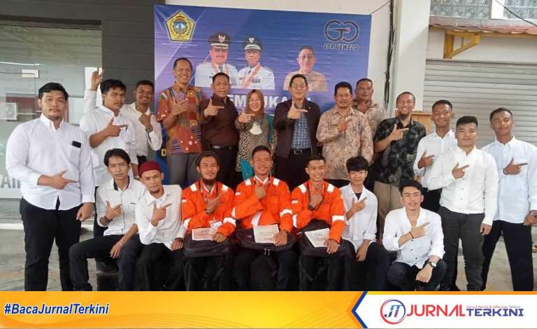 Peserta pelatihan ketenagerjaan berfoto bersama usai mengikuti pelatihan Kepala Dinas Tenaga Kerja dan Perindustrian Karimun Ruffindy Alamsjah (tengah) dan dua anggota DPRD Karimun (4 dan 6 kiri) beberapa waktu lalu. (Foto istimewa)