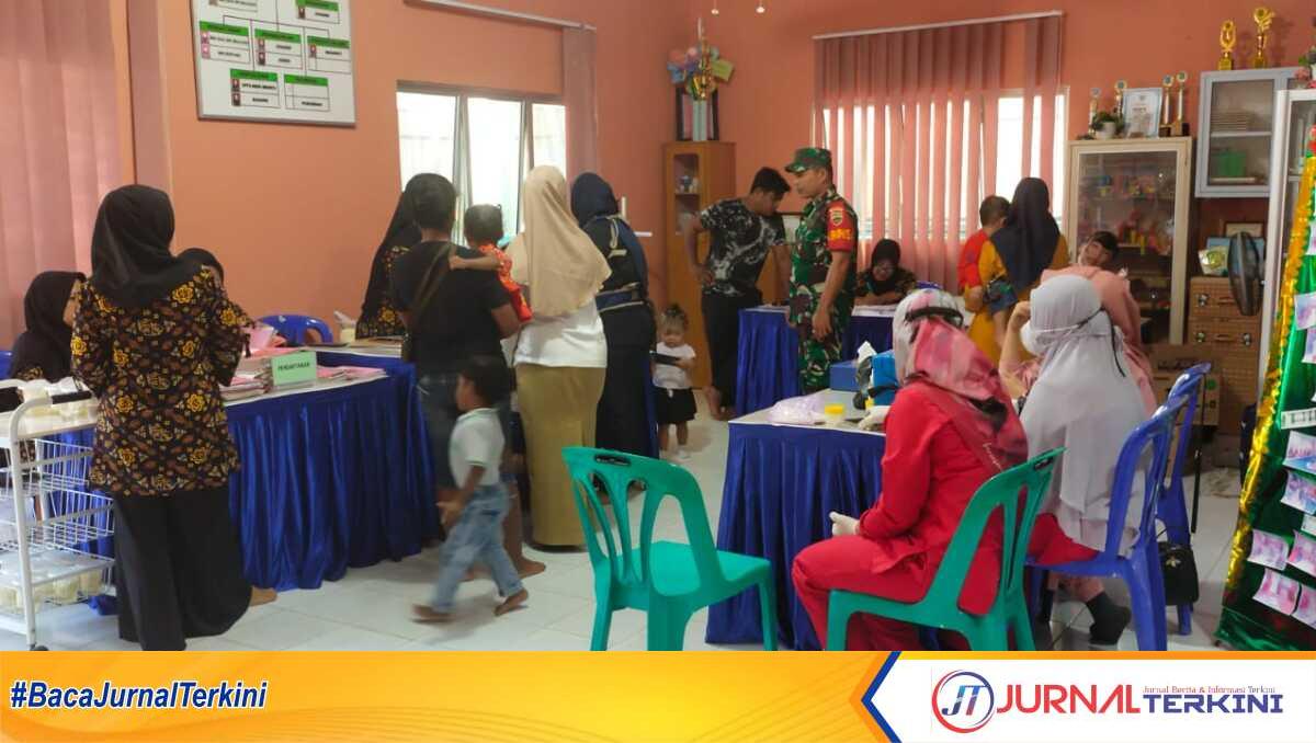 Kapten Inf Inman Manurung terjun langsung ke Posyandu Mawar Kelurahan Tarempa untuk melihat langsung perkembangan anak asuh stunting Koramil 02/Tarempa Jefri Rivaldo Tepa, Selasa (14/02/2023). (Jurnalterkini.id/Agus Suradi)