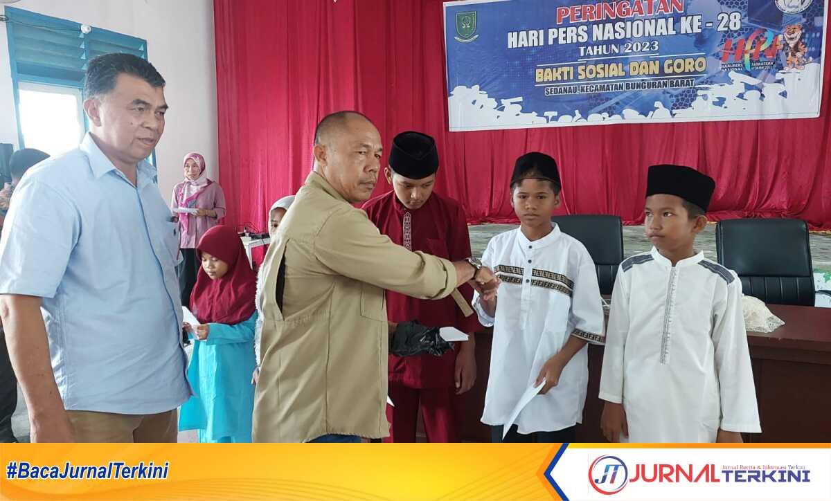 Ketua PJN Roy Sianipar didampingi oleh Bupati Wan Siswandi saat memberikan santunan kepada anak yatim piatu di Sedanau Kecamatan Bunguran Barat, Sabtu (18/2/2023).(foto/ist)