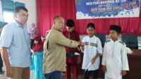 Ketua PJN Roy Sianipar didampingi oleh Bupati Wan Siswandi saat memberikan santunan kepada anak yatim piatu di Sedanau Kecamatan Bunguran Barat, Sabtu (18/2/2023).(foto/ist)